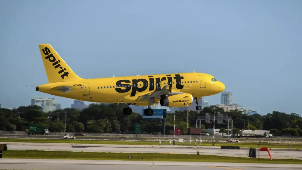 spirit airlines exterior plane